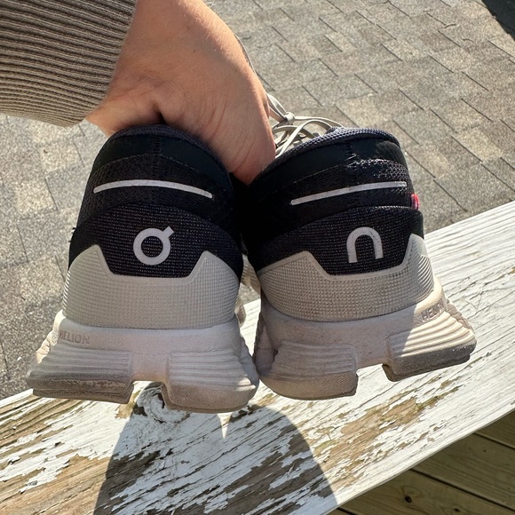 On cloud running shoes - Picture 3 of 8